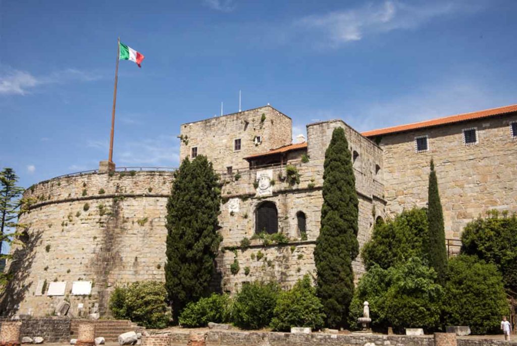 edificio histórico ideal para un tratamiento de eliminación de malas hierbas con drones